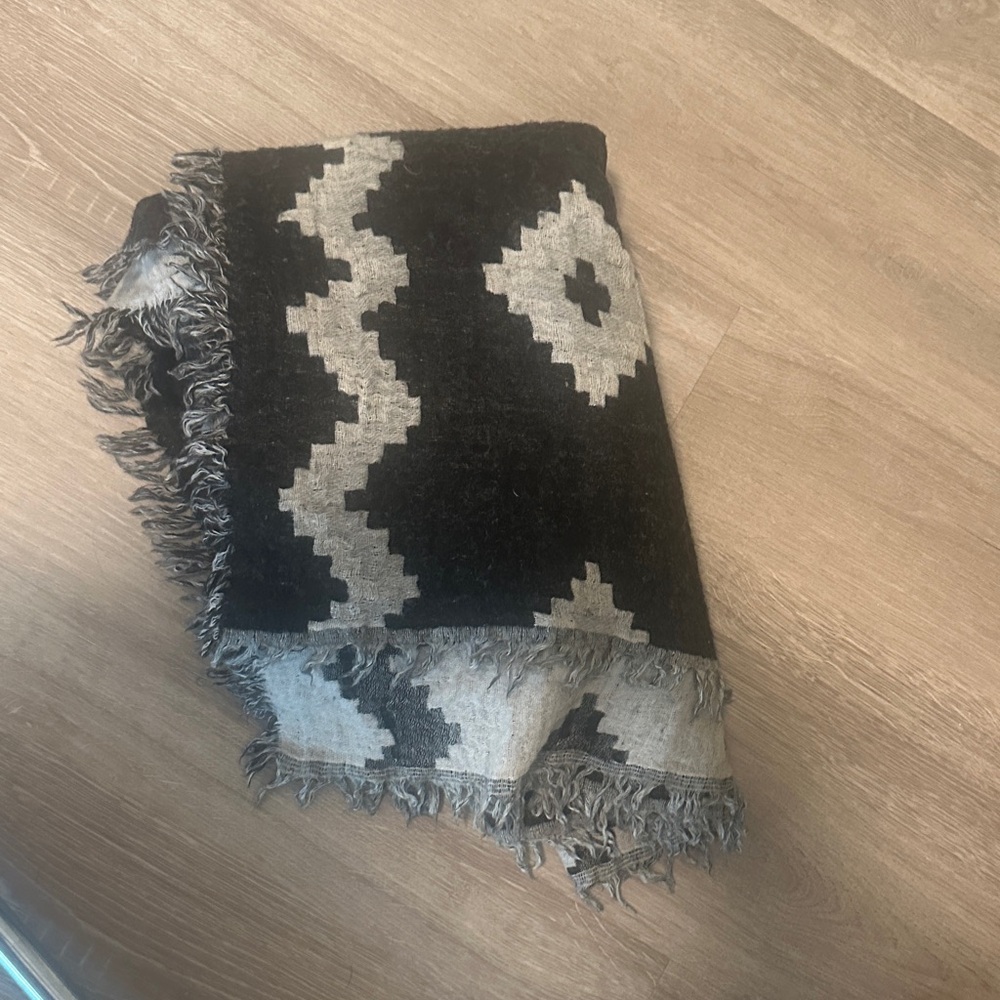 Aritzia Black and Gray Patterned scarf